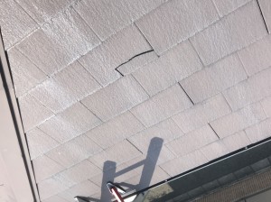 部分的に破損したスレート屋根