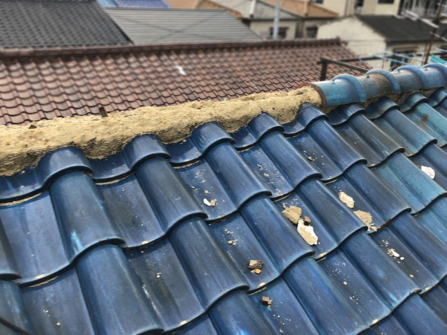 強風によって崩れた瓦屋根