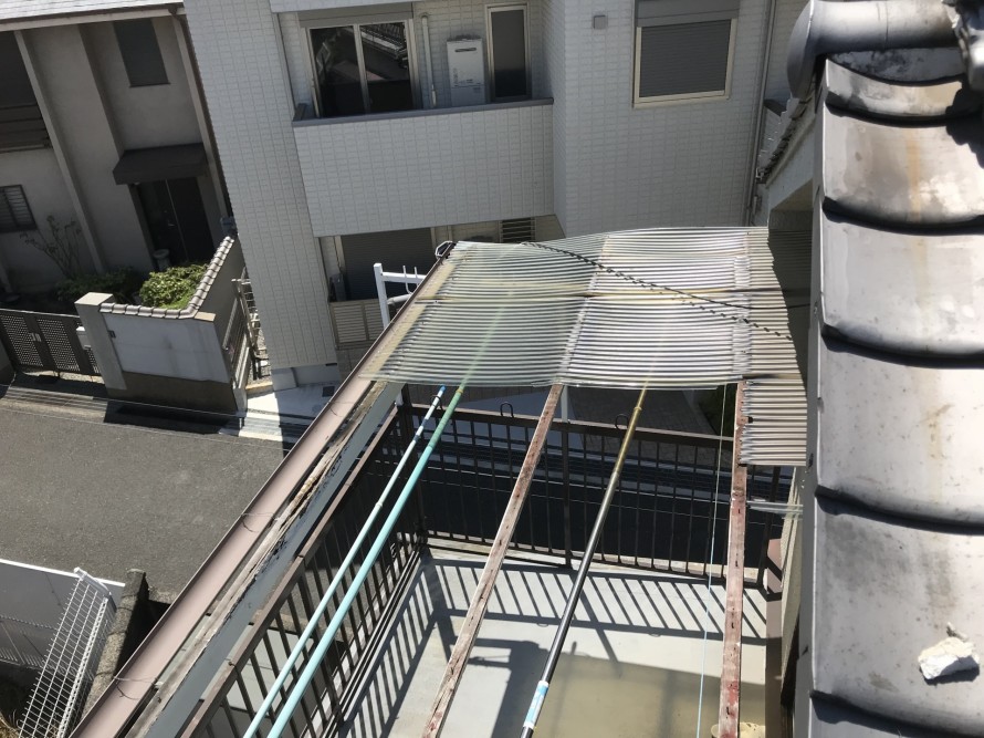 台風により屋根の一部が飛散したベランダ