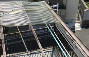 強風被害を受けた割れたベランダ屋根