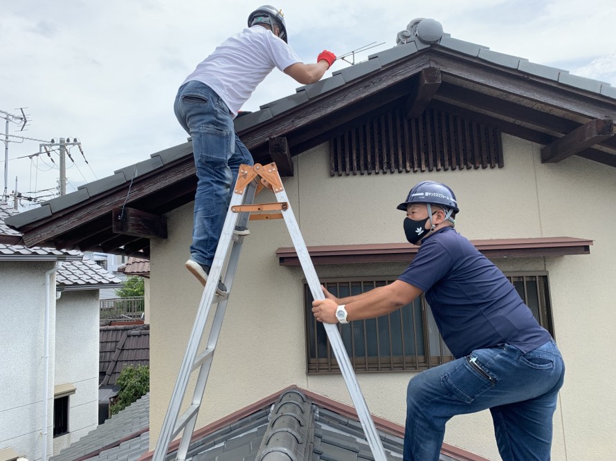 脚立で屋根に上り雨漏り点検