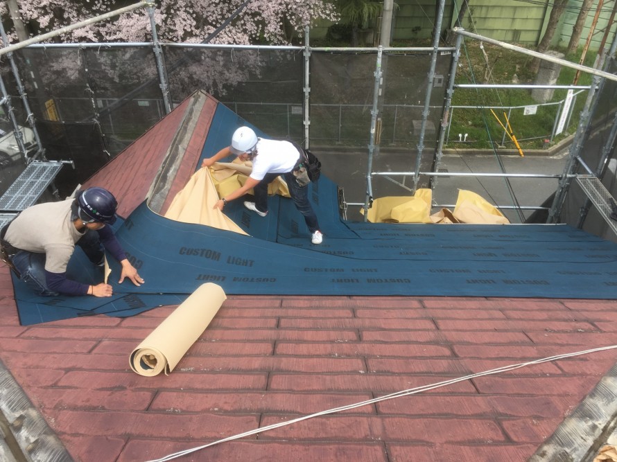 防水シートを水下から水上に重ねながら敷きこみます。