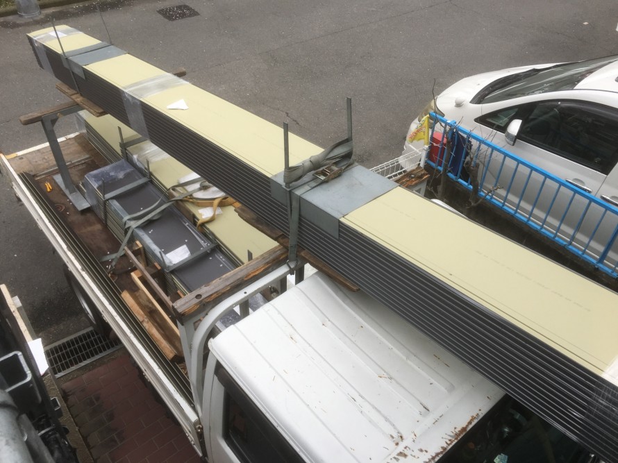 屋根材の搬入