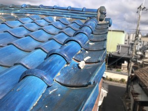 下地の脆弱化によって全体の瓦がずれた屋根