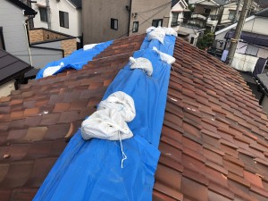 強風で崩れた瓦屋根