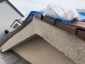 強風被害を受けて崩れた瓦屋根