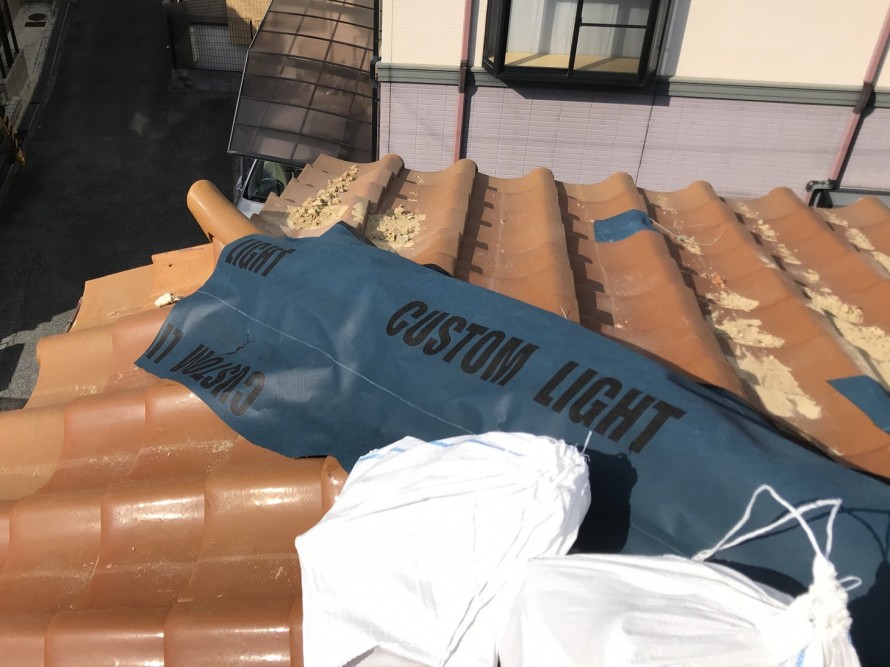 応急処置を施した瓦屋根