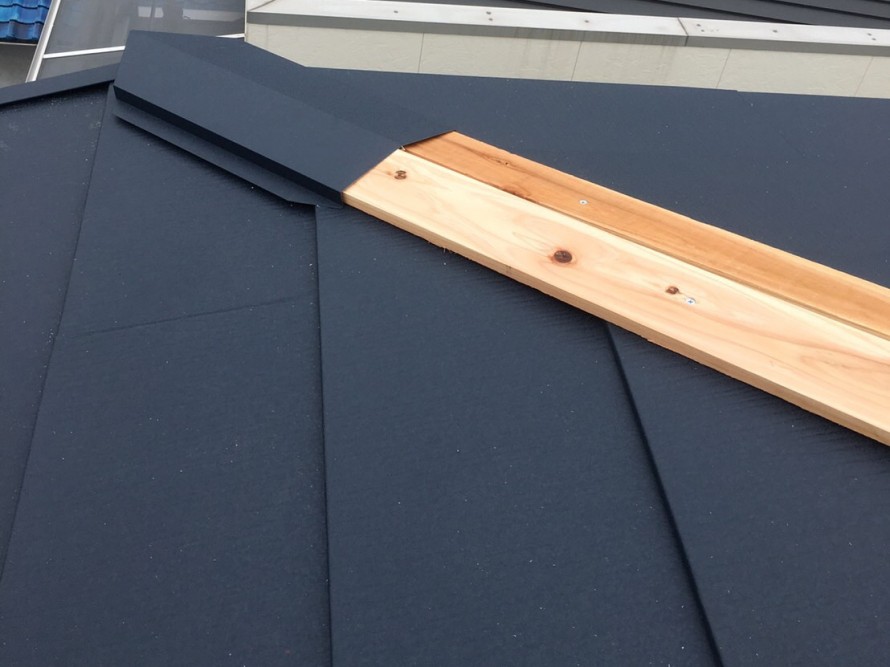 棟板金を施工中
