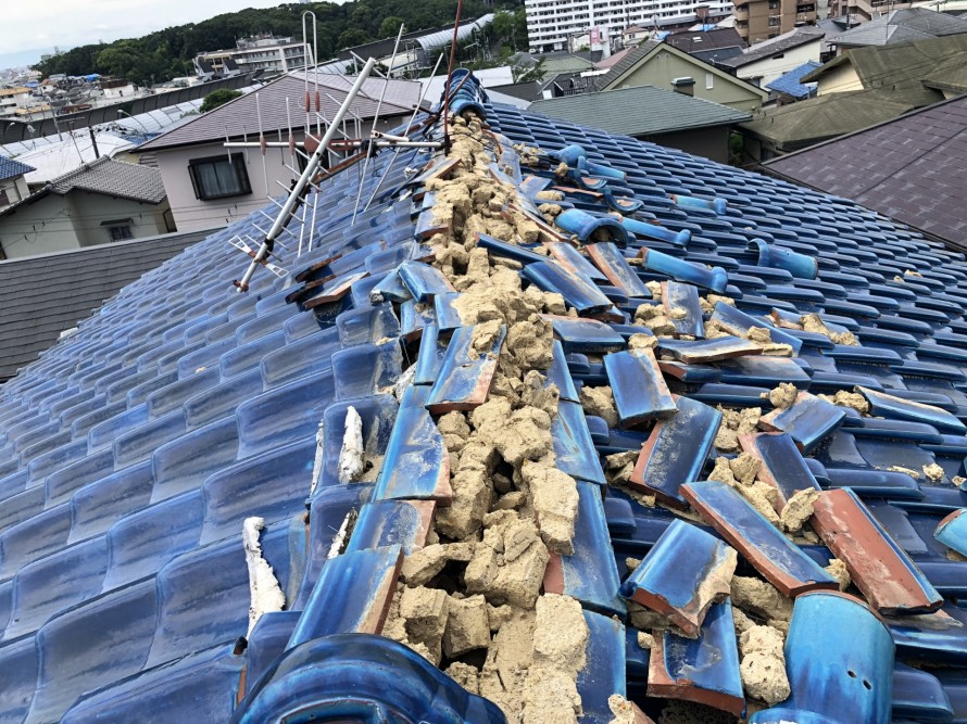 地震によって崩れた瓦屋根