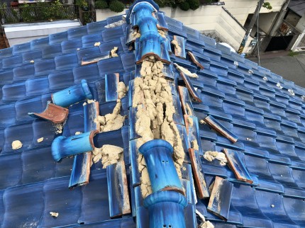地震によって崩れた屋根