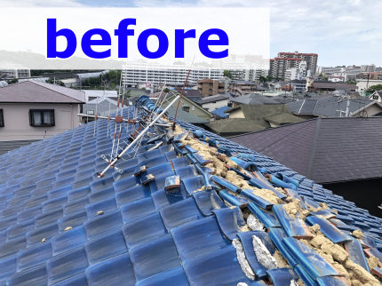 屋根工事前の崩れた屋根