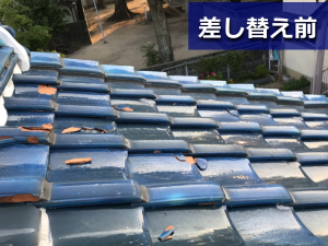 凍て割れした瓦が散見される屋根面