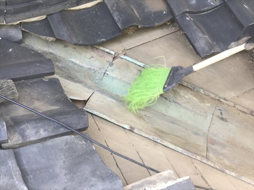 古い谷板金をカットします。