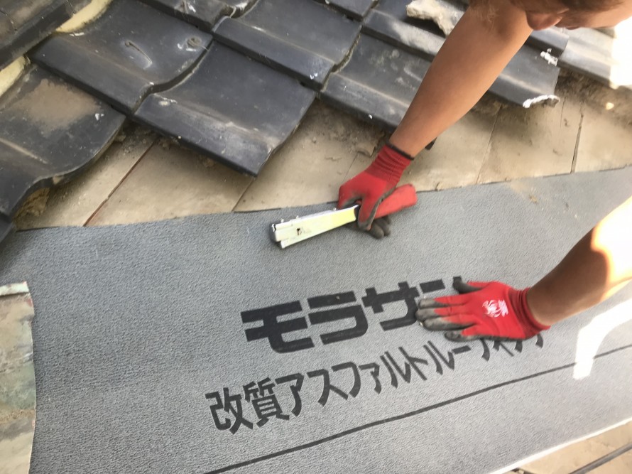 ルーフィングはタッカーを使い仮止めします。