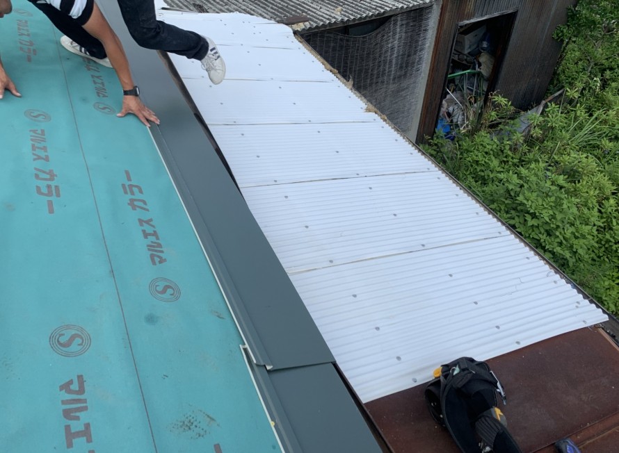 タフワイドを屋根に葺いていきます。