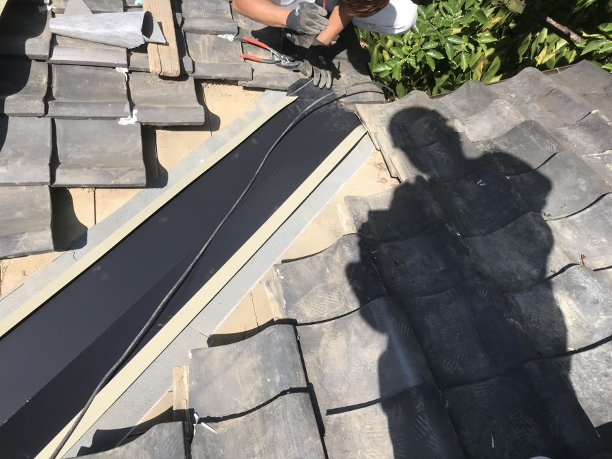 谷板金を設置します。