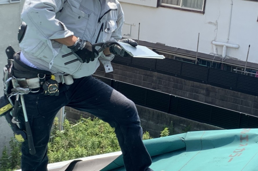 屋根材は端部などは現場で加工を行います。