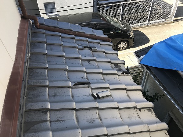 下屋根の瓦割れ