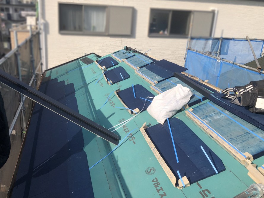 スレート屋根施工開始