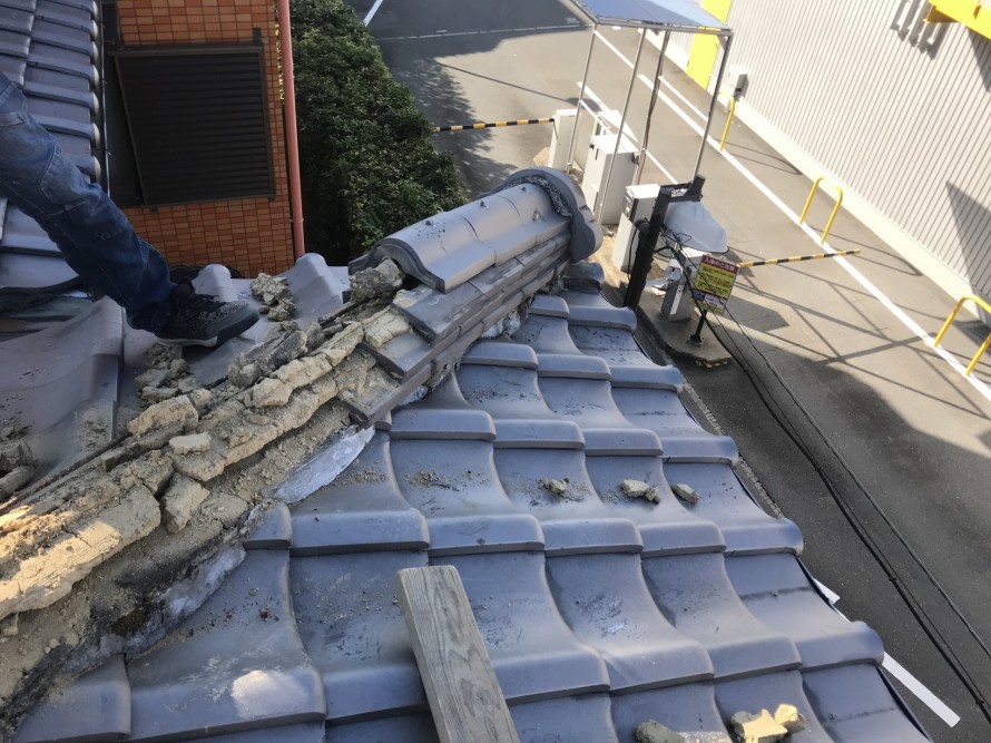 屋根の棟を解体していきます。