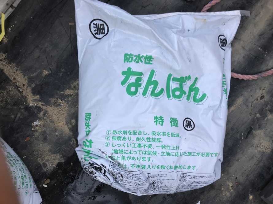 屋根修理で使用するなんばん漆喰(ブラック)