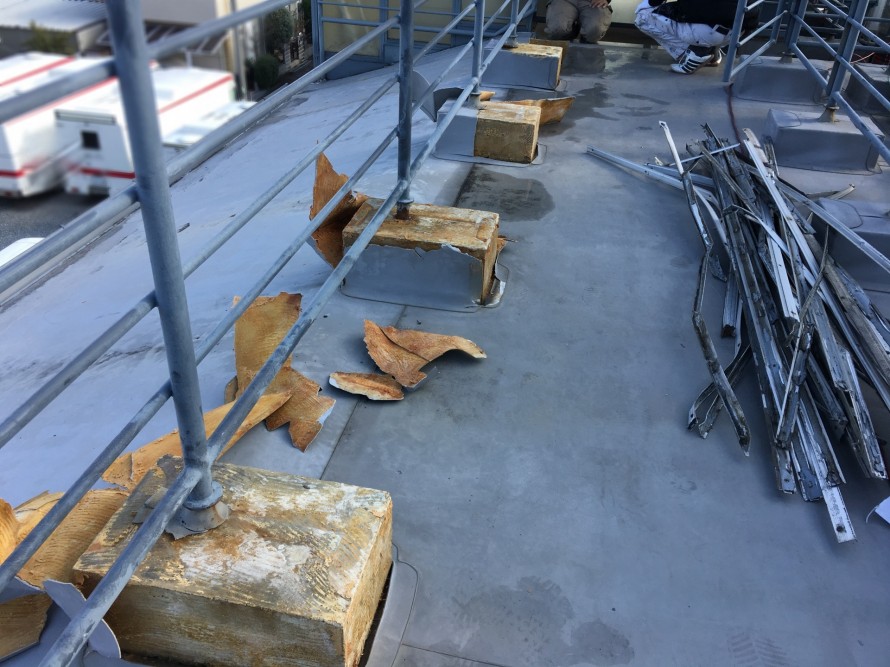 傷んだ建材を撤去中