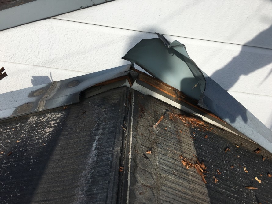 強風でめくれた屋根板金
