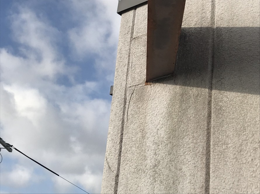 ALCパネルの目地以外にもひび割れが出ています。
