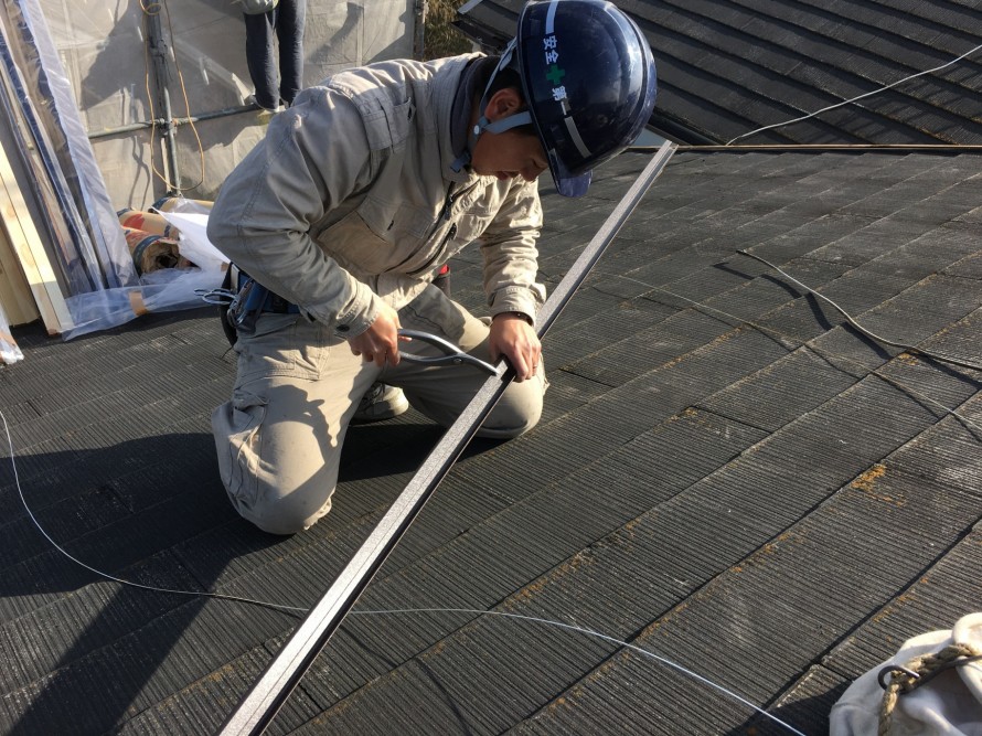 職人による屋根板金の現場加工