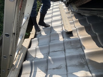 瓦工事の作業に必要な屋根足場を設置いたします。