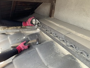 壁際ののし積みを解体中