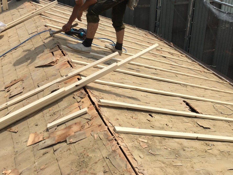 新しい屋根の下地を形成中