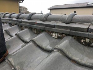 漆喰が劣化し剥がれている棟