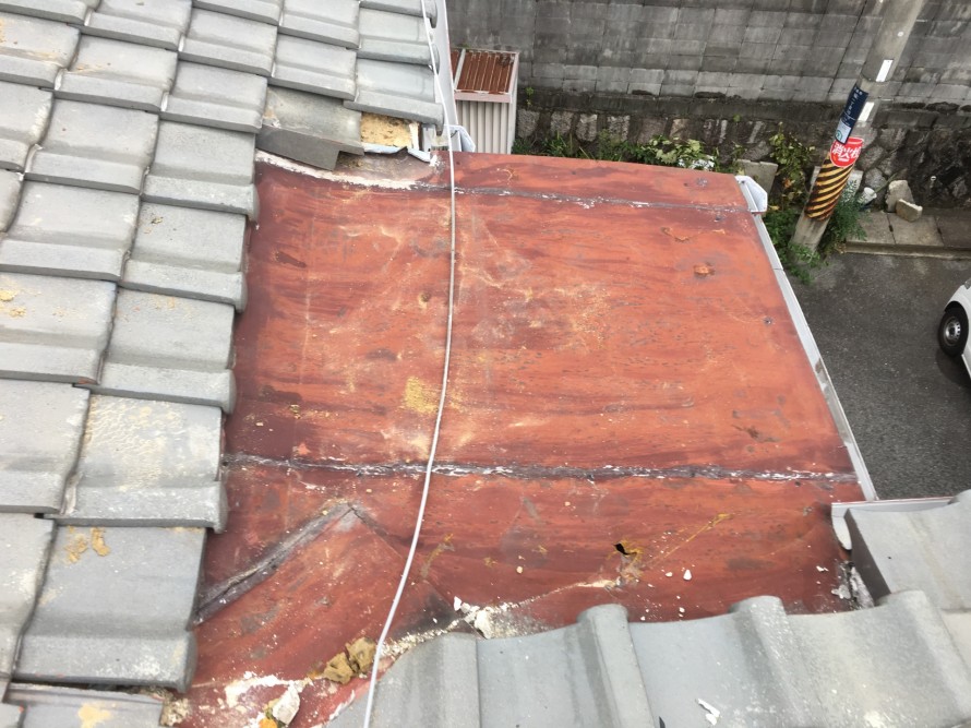 庇として設置されている板金を点検中