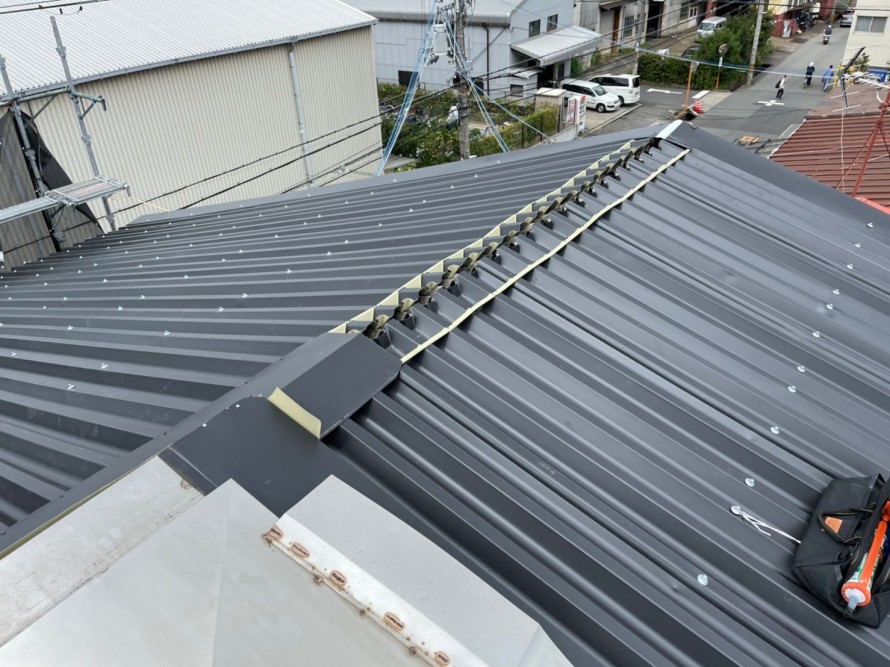 棟にはエプロン面戸を取り付けた後棟板金を取り付けます