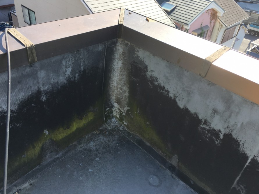 雨漏り原因となった傷んだ陸屋根