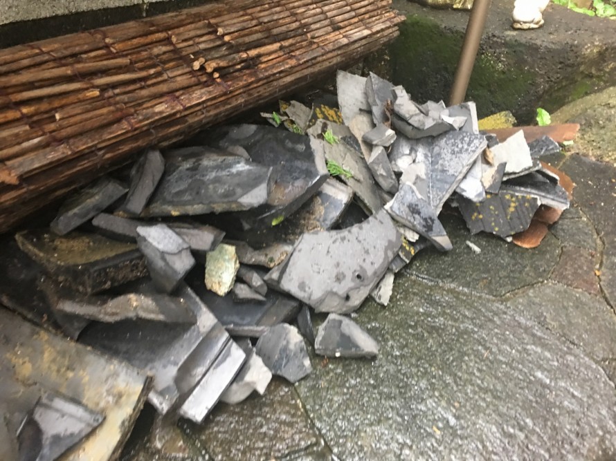 落ちて割れた屋根瓦