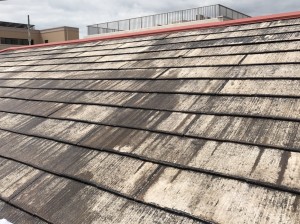 防水性の低下した塗装前のスレート屋根
