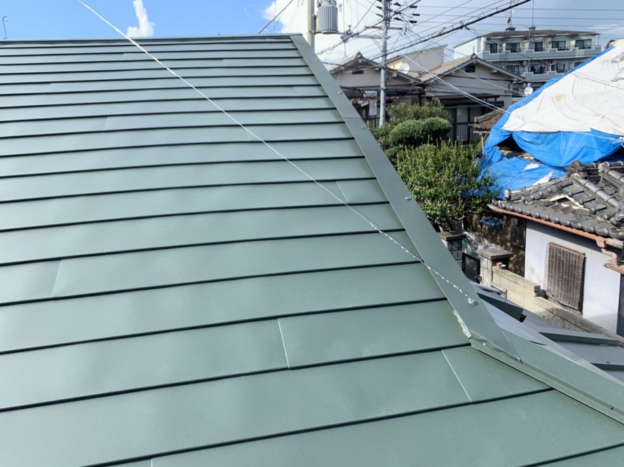 頂点の棟、ケラバの水切を取り付けて屋根リフォーム工事葺き替えの完了です。
