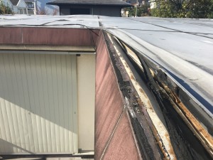 劣化により防水機能を失った屋上屋根