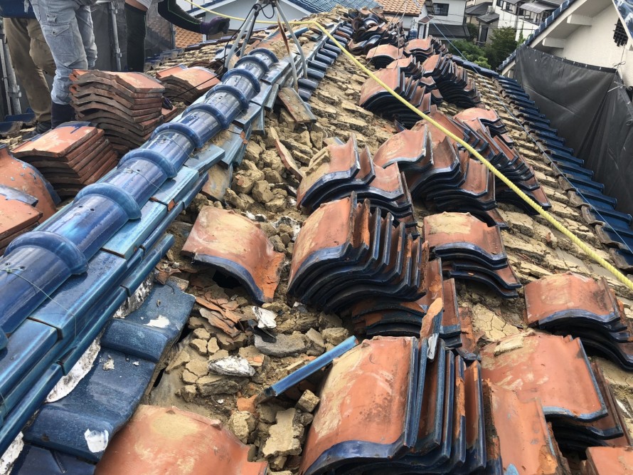 捲った瓦の下から出てきた大量の葺き土