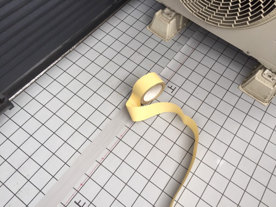 は専用テープで固定します。
