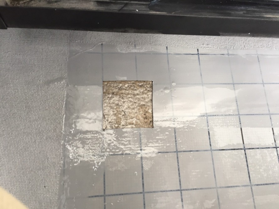 通気シートに穴をあけ湿気の逃げ道を作ります。