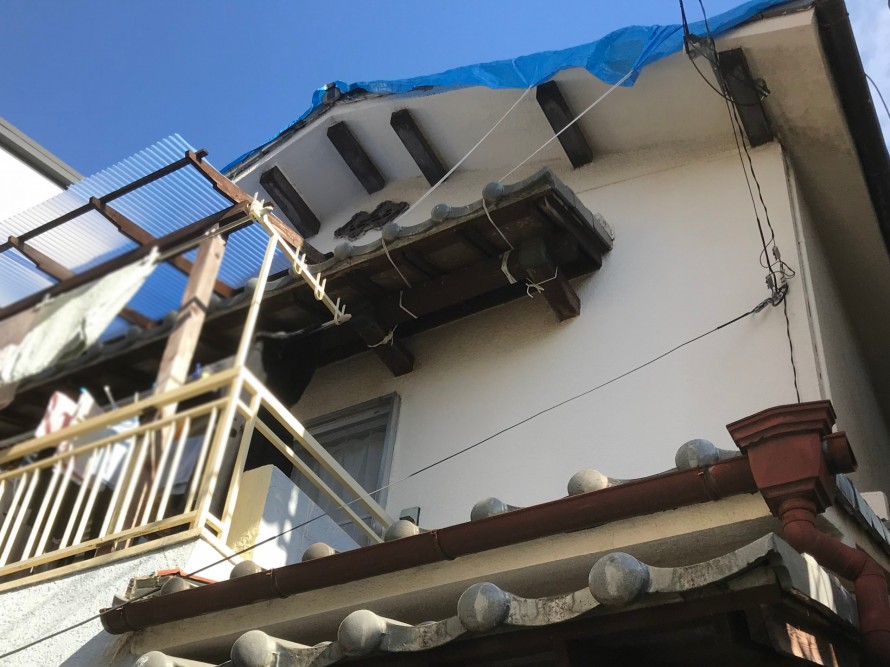 屋根の一部にかけられたブルーシート