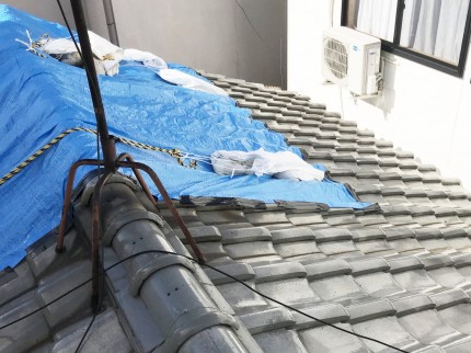 屋根崩れによりブルーシートがかけられた屋根