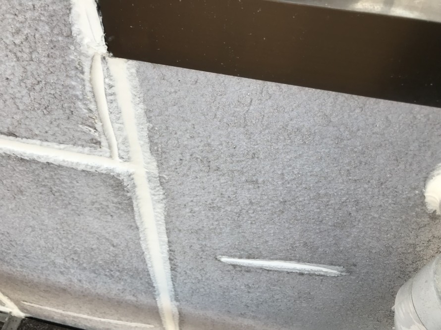 目地のシール打ち替えとクラック部は大きく溝を掘りシール打ちして雨漏りを止めます。