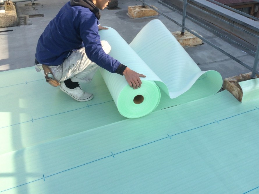 Uマットを施工中
