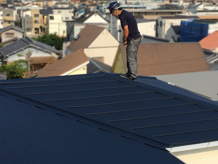 金属屋根の定期点検中