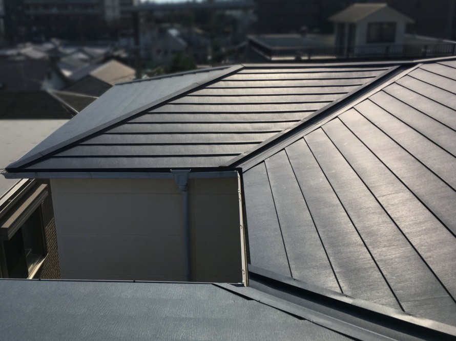 金属屋根の棟板金と谷板金