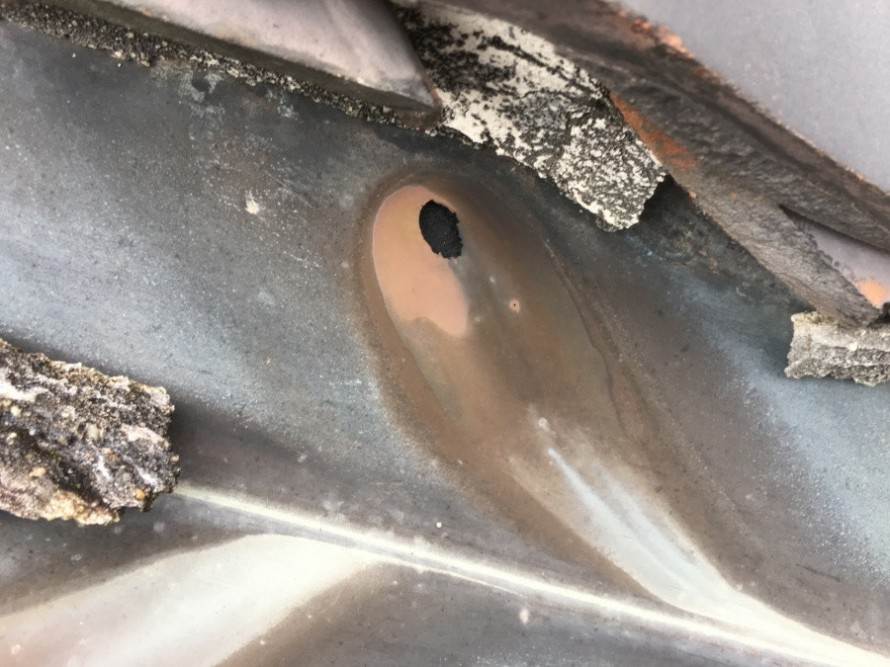 谷板金に開いた穴
